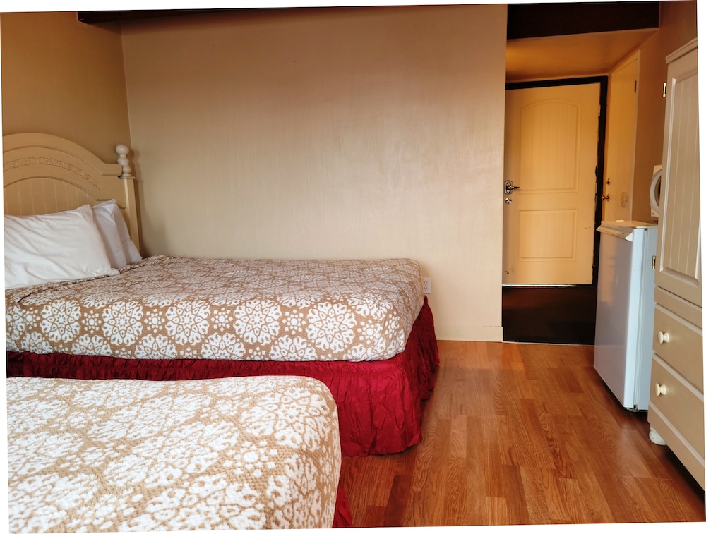 Basic Room, 2 Queen Beds, Refrigerator & Microwave photo 1