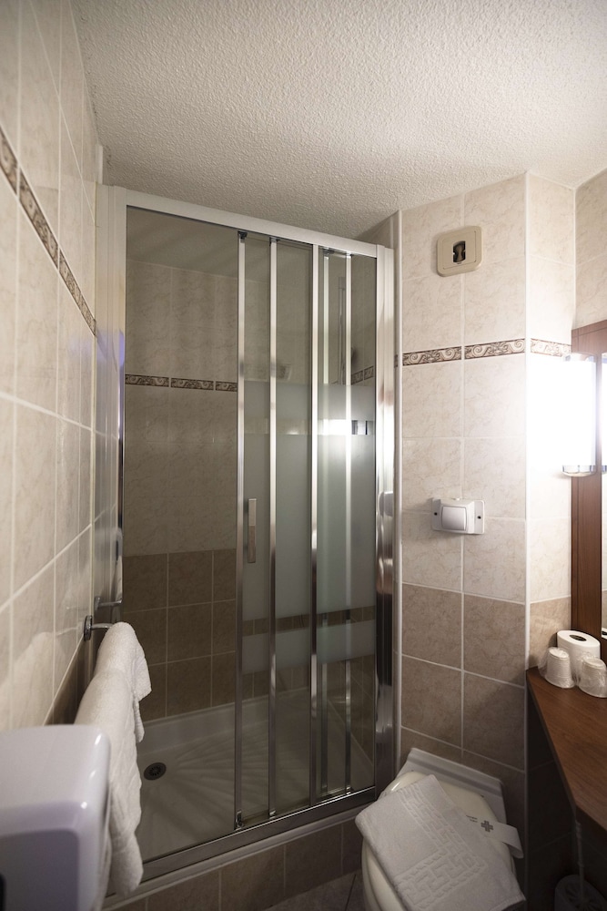 Standard Room, 2 Twin Beds - Photo 8