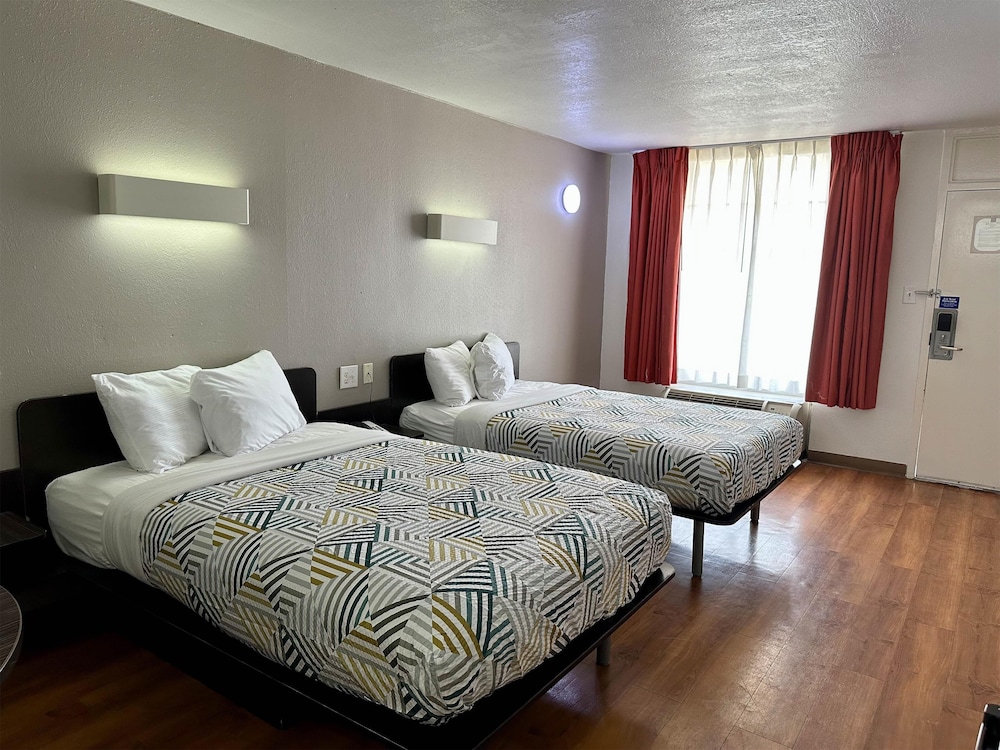 Standard Room, 2 Double Beds, Smoking - Photo 4
