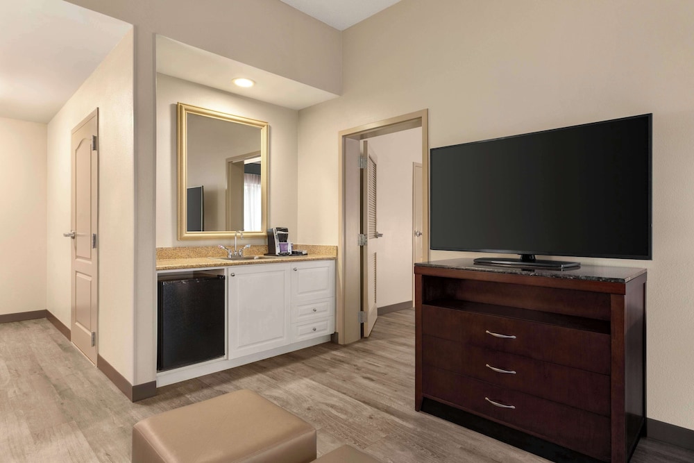 1 King Bed 1 Bedroom Suite Accessible w/ Tub - Photo 4