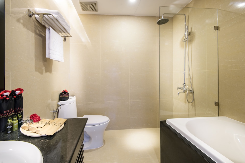 Deluxe Room, 1 King Bed, Balcony, City View - Photo 9