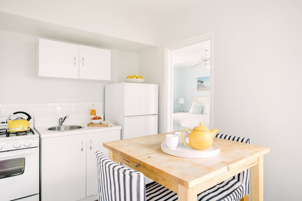 Ocean view king bed and kitchen thumbnail 5
