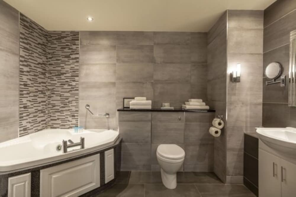 Executive Suite, Ensuite photo 3