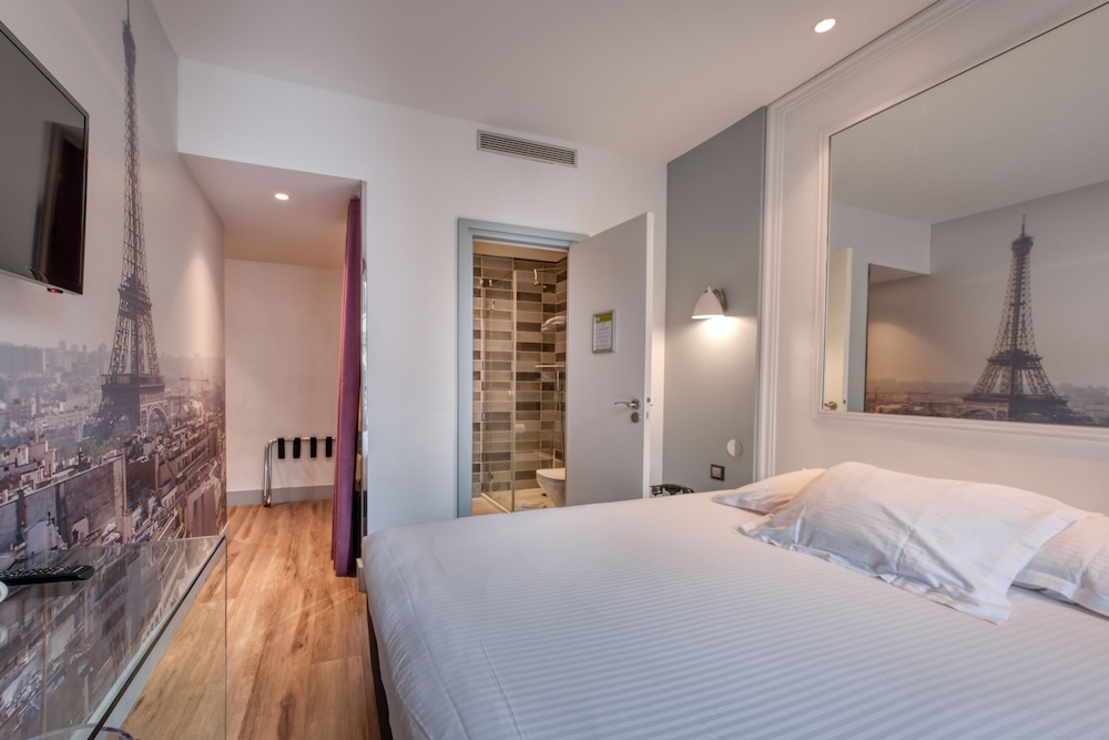 Double room with balcony and arc de triomphe view photo 3