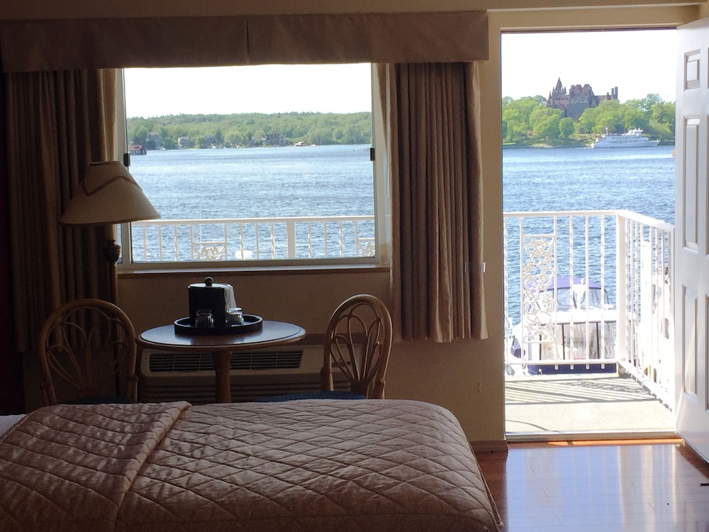 Panoramic Room, 2 Double Beds, Balcony, St. Lawrence River View photo 3