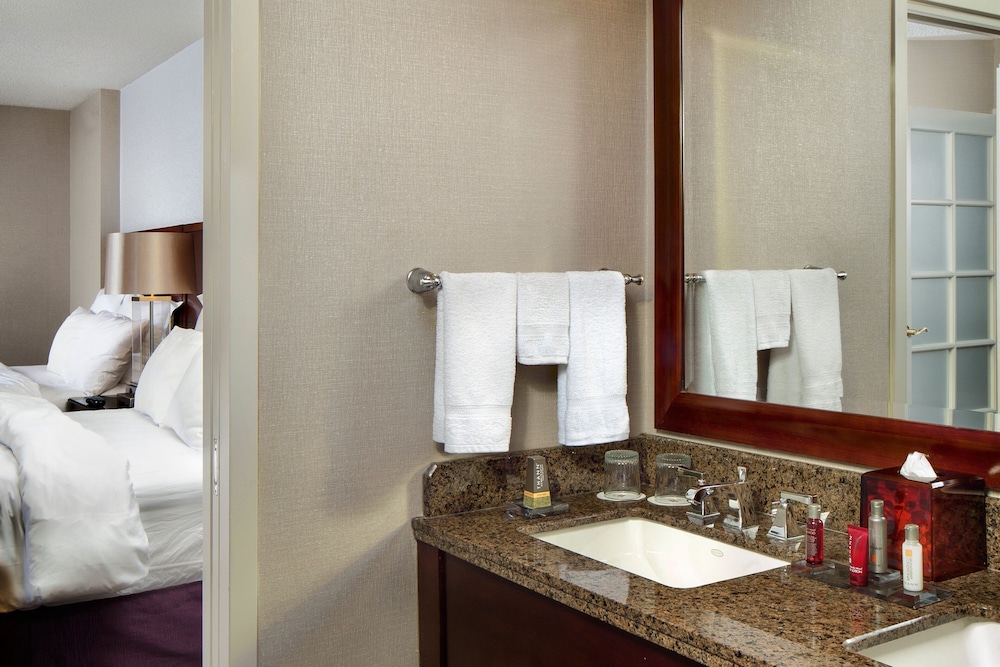Suite, 1 Bedroom - Photo 2
