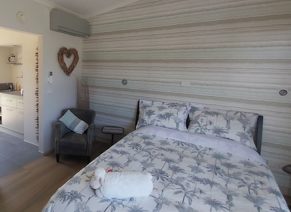 Standard Studio, 1 Queen Bed, Non Smoking, Air conditioning photo 2