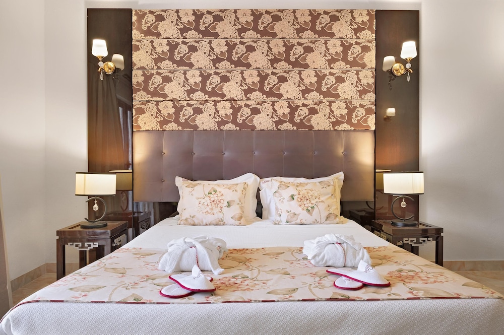Deluxe Hotel Room - Photo 1
