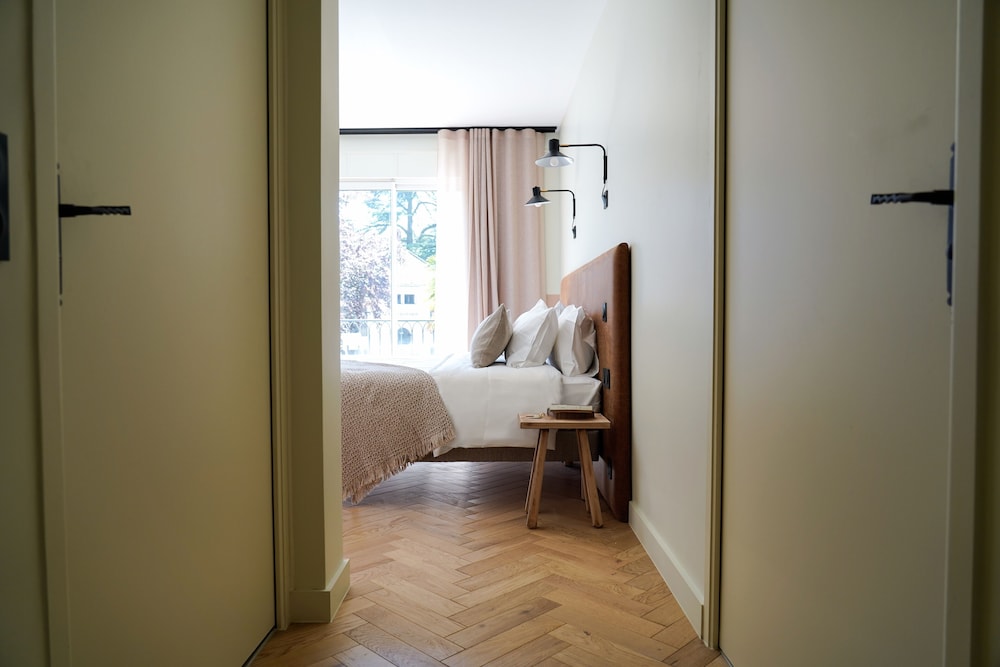 Deluxe room view on lake
