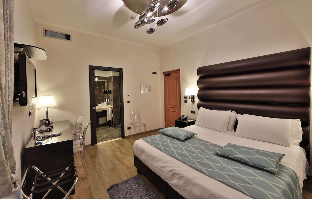 Deluxe Room, 1 Queen Bed - Photo 11