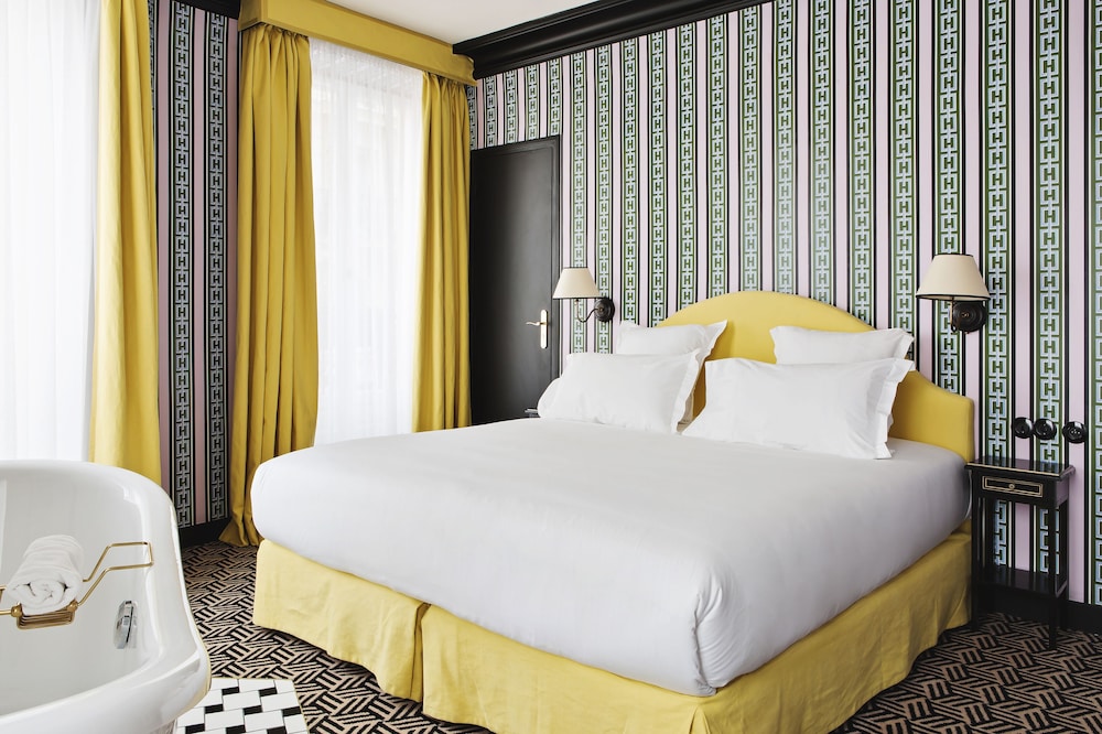 Deluxe Suite, 1 King Bed with Sofa bed, Bathtub photo 1