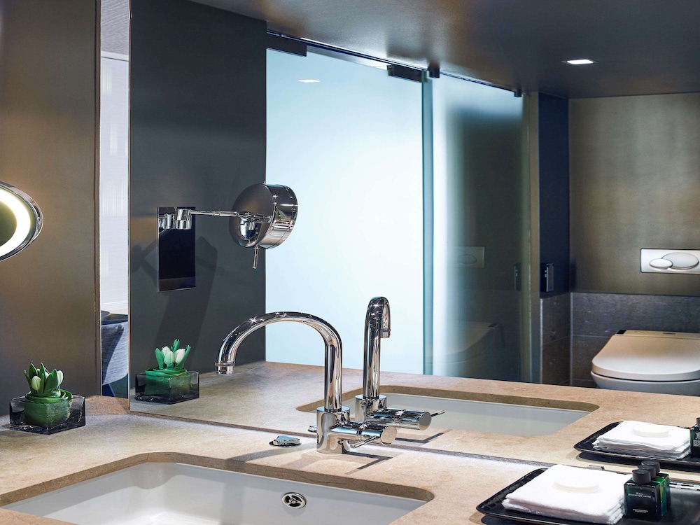 Luxury Room thumbnail 6