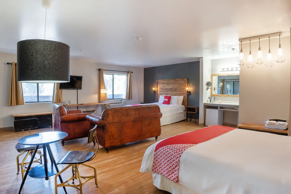 Premium Room, 2 Queen Beds - Photo 2