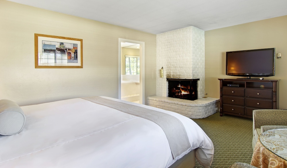 Deluxe Suite, 1 King Bed, Fireplace (Non Pet-Friendly)