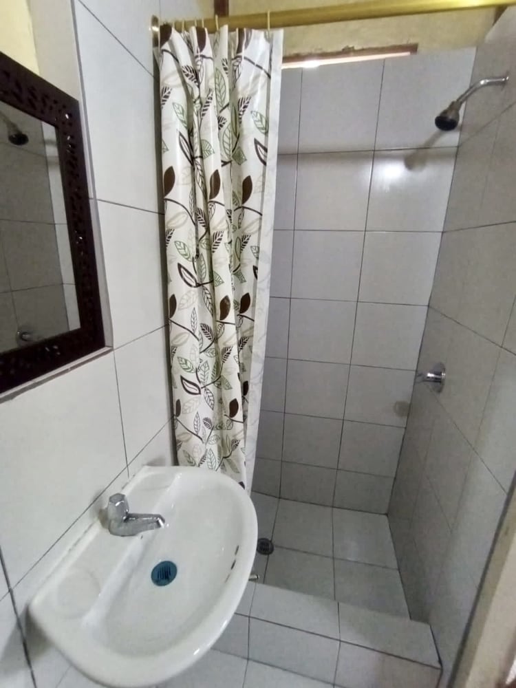 Economy Triple Room photo 2