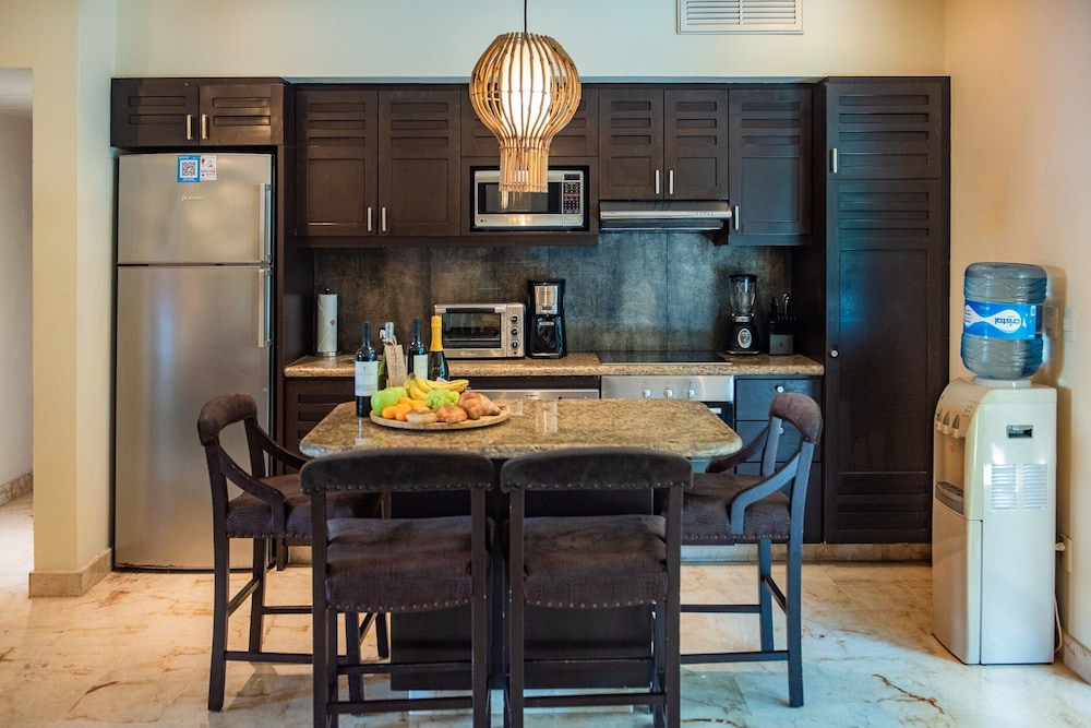 Deluxe Condo, 2 Bedrooms, Kitchen - Photo 9