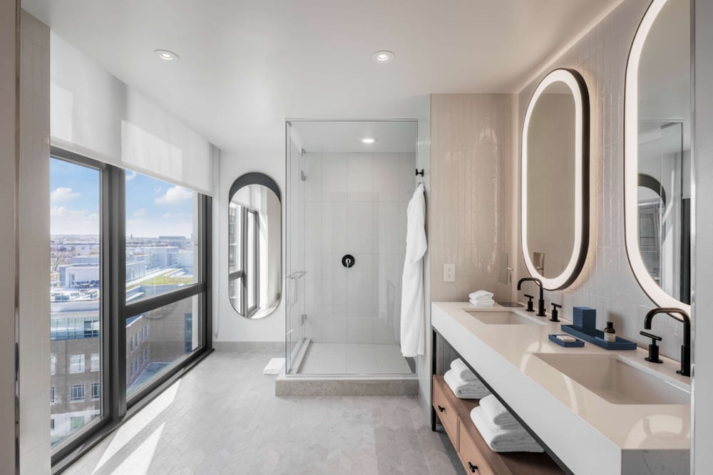 Premium Room, 1 King Bed (3x3 Shower) - Photo 8