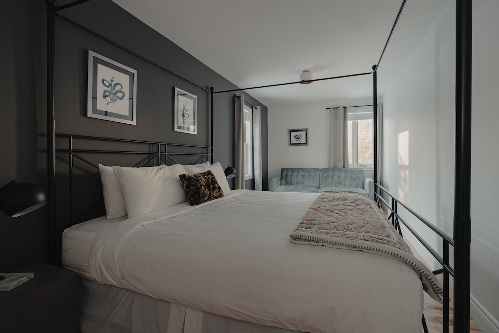 Junior Studio Suite, 1 King Bed with Sofa bed