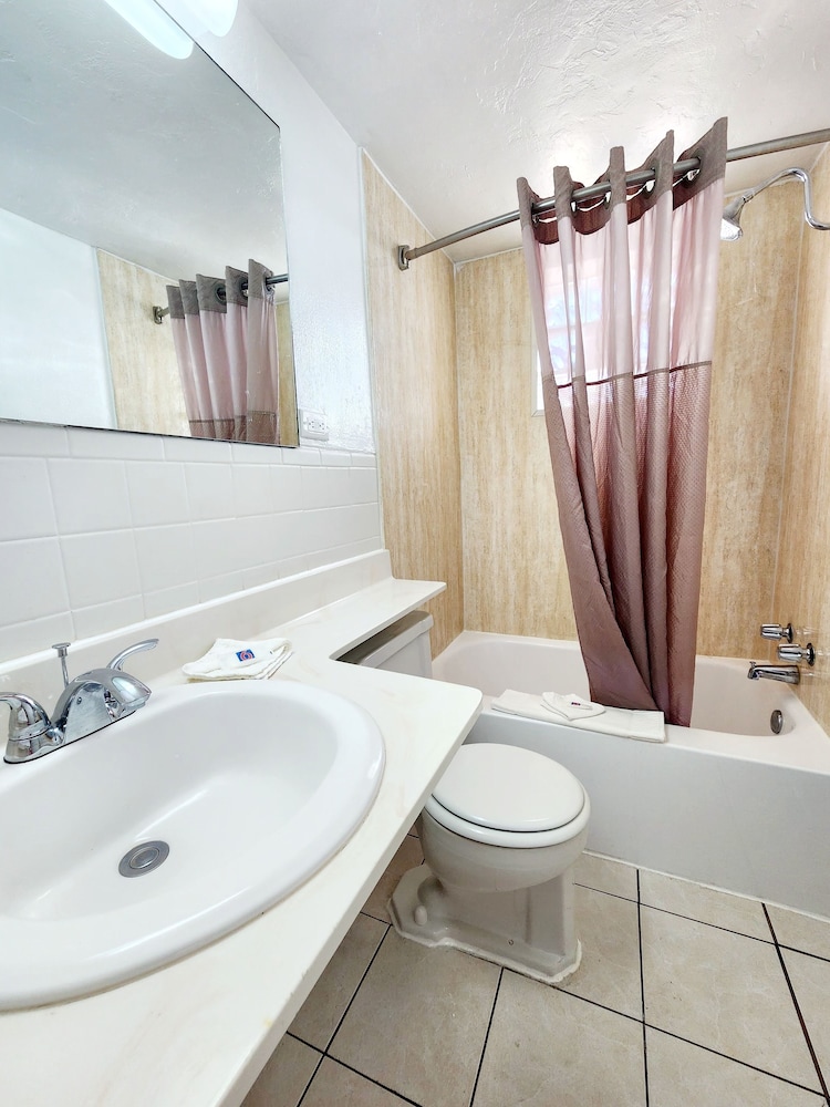 Standard Room, 1 King Bed, Non Smoking, Refrigerator & Microwave - Photo 9