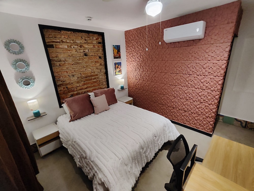 Junior Room, 1 Queen Bed