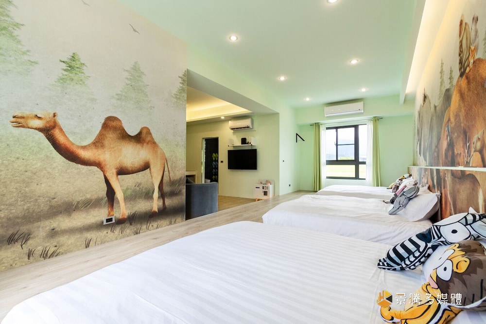 Family Room, Multiple Beds, Non Smoking, Mountain View photo 2