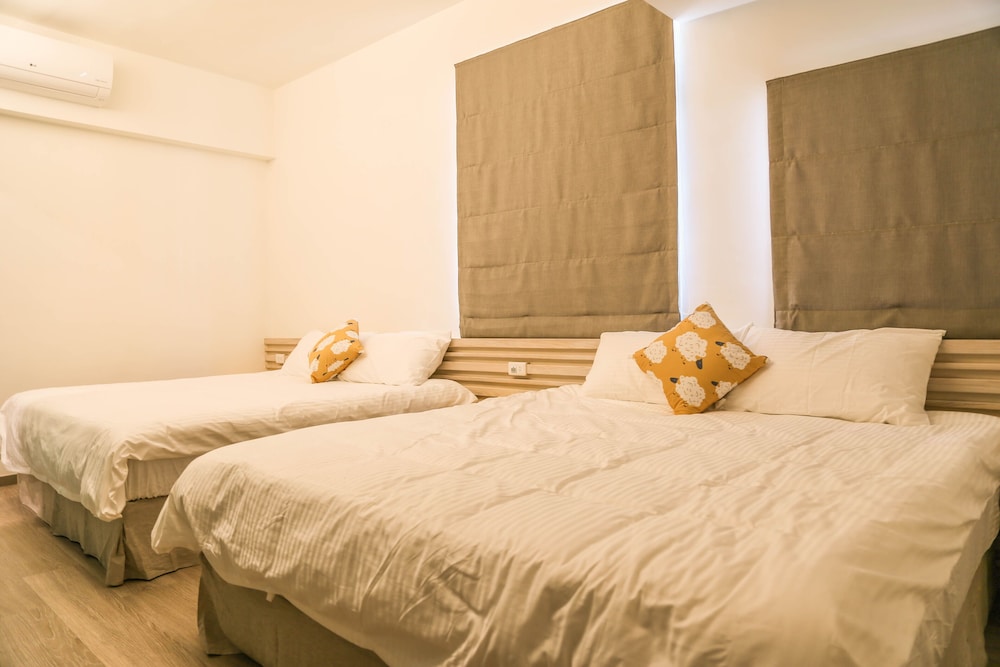 Comfort Quadruple Room, 2 Queen Beds, Ensuite, City View photo 2