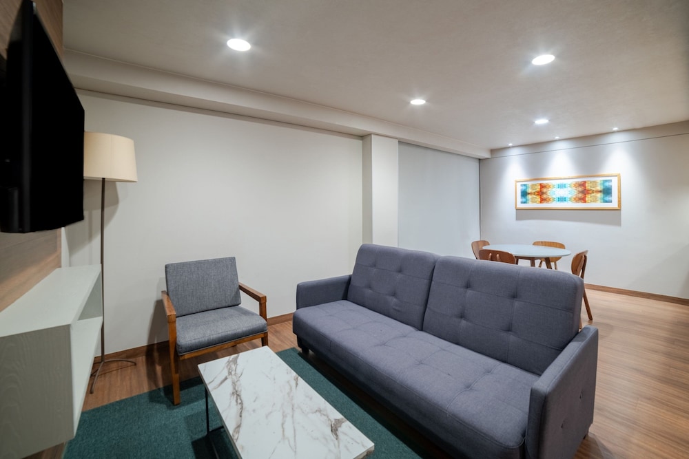 Suite, 1 Bedroom - Photo 1