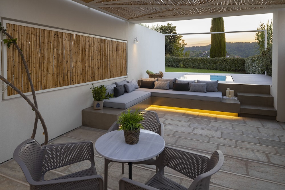 Superior Room, Jetted Tub, Garden Area - Photo 9