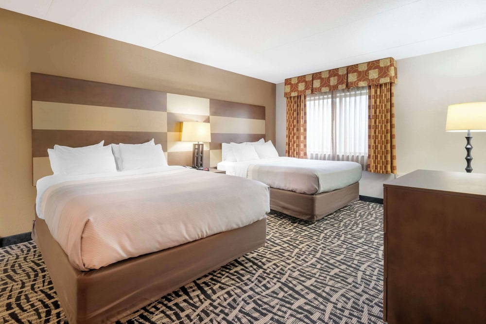 Family Suite, 2 Queen Beds - Photo 2