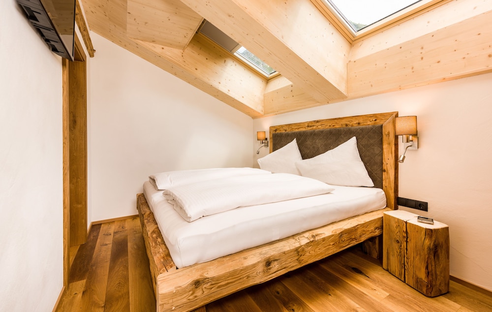 Exclusive Suite, 2 Bedrooms, Mountain View photo 1