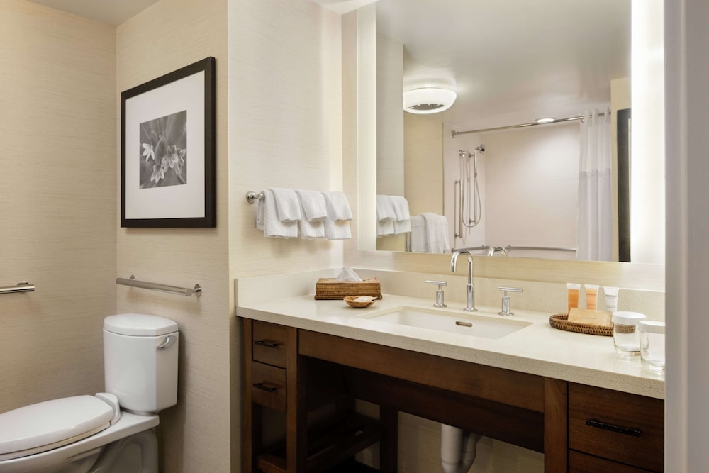 Makai Lanai Room, 2 Queen Beds, Ocean View (Roll In Shower) thumbnail 6