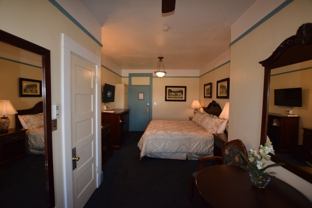 Premium Room, 1 King Bed, Partial Ocean View (1 King- Ocean View) photo 3