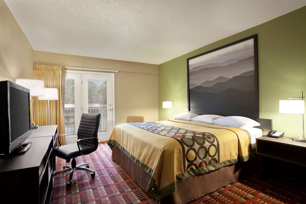 Deluxe Room, 1 King Bed, Non Smoking, Jetted Tub - Photo 2