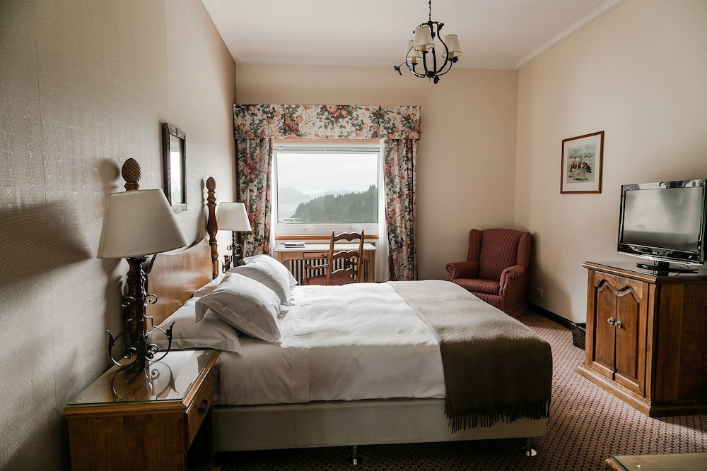 Standard Room, 1 Queen Bed, Lake View thumbnail 6