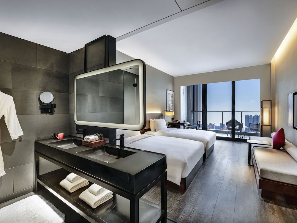 Deluxe Room, 1 King Bed, City View