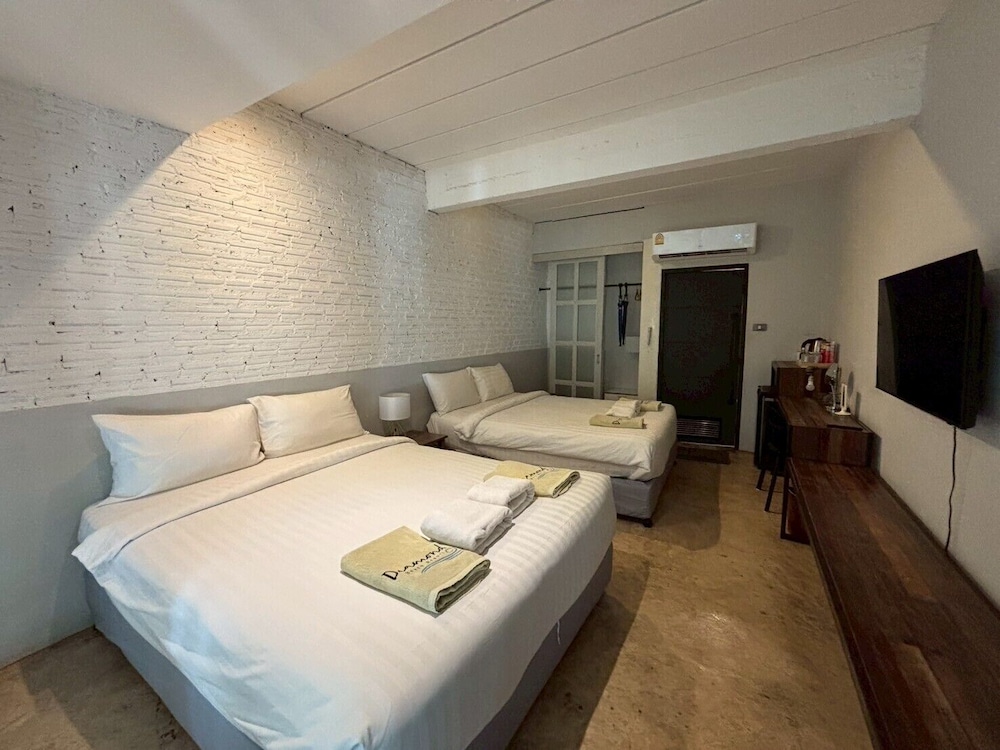 Two Queen Room with Balcony (Next to Bar and Restaurant, Music Played from 10:00AM - 12:00AM) photo 1