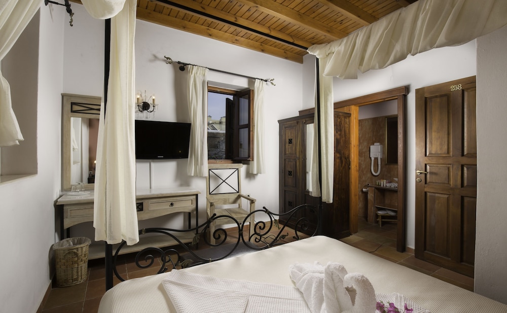 Superior Room, 1 King Bed photo 2
