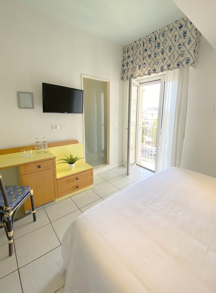 Economy Triple Room - Photo 2