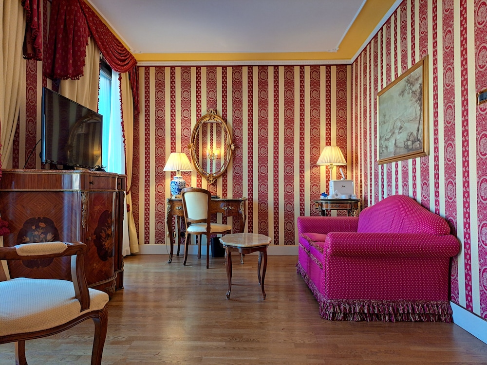 Deluxe Suite, Canal View, Overwater photo 3