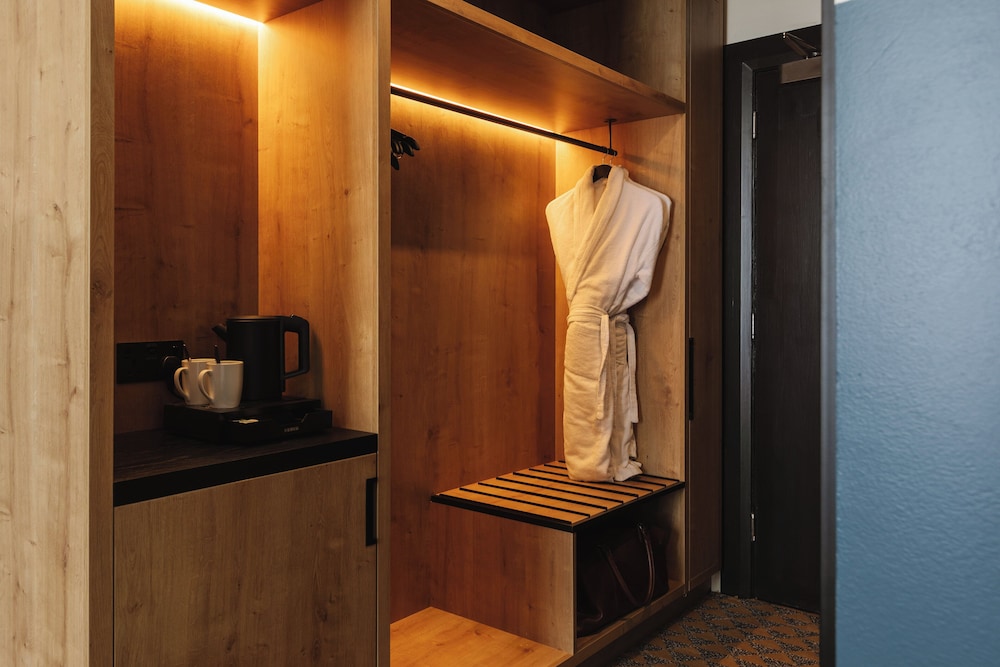 Room, 1 King Bed, Non Smoking - Photo 3
