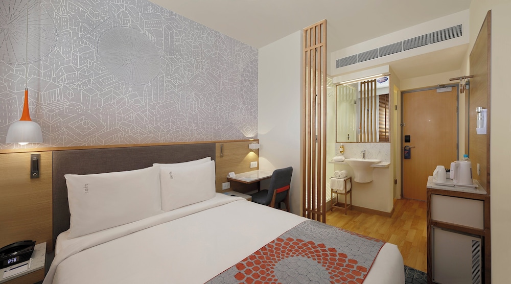Standard Room, 1 Queen Bed (Top Floor) photo 1