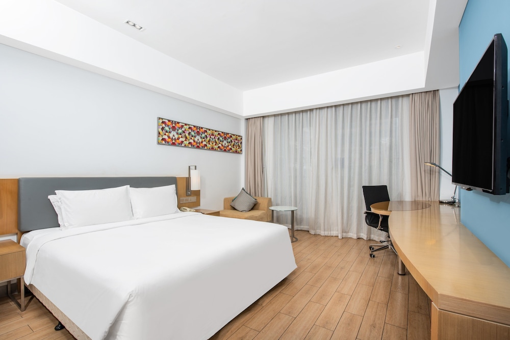 Standard Room, 1 King Bed, Sea View photo 3