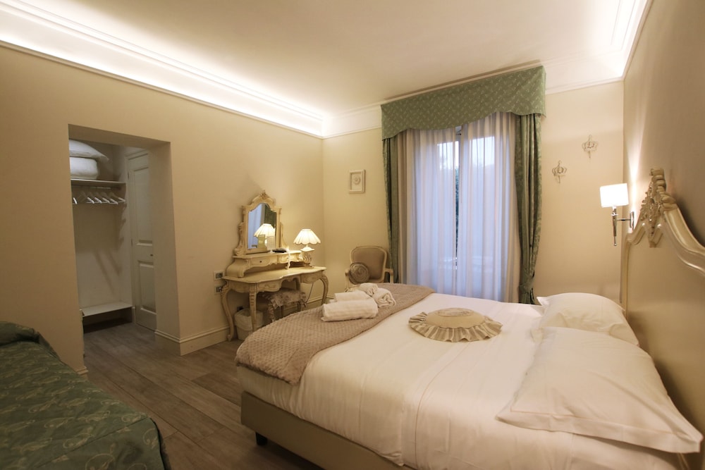 Classic Triple Room, Terrace, Partial Sea View