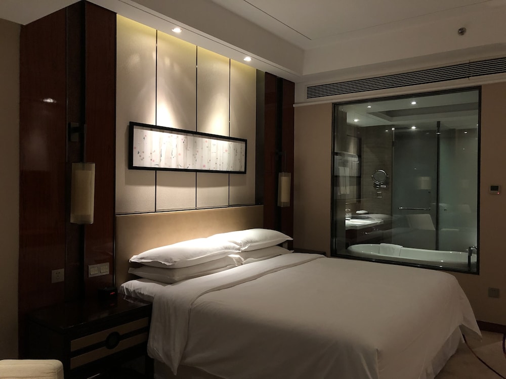 Premier Room, 1 King Bed photo 2