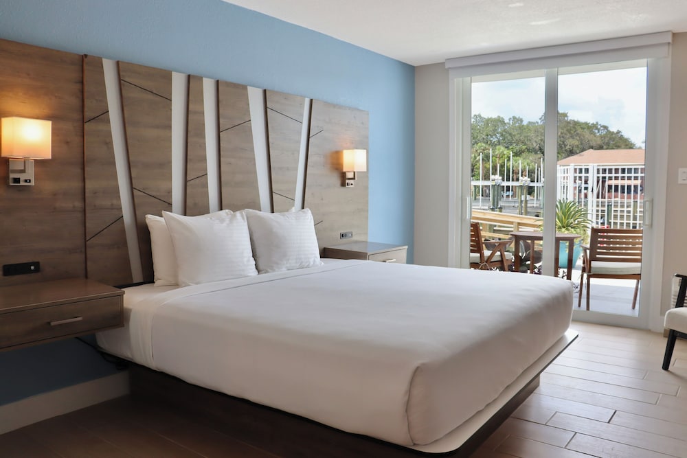 Premier Marina View King - Photo 1