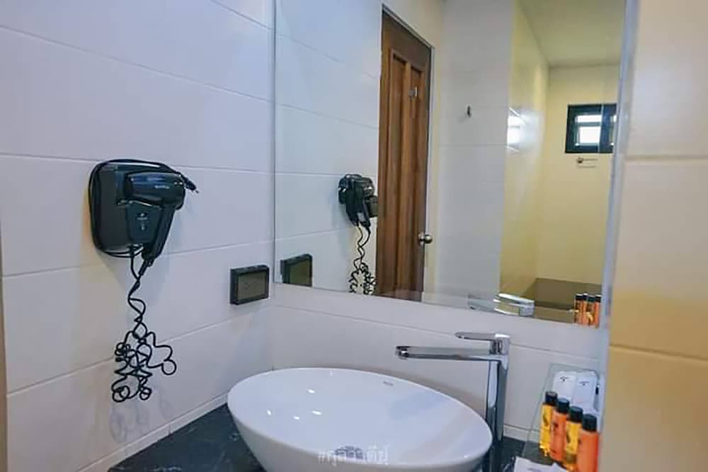 Standard Twin Room - Photo 11