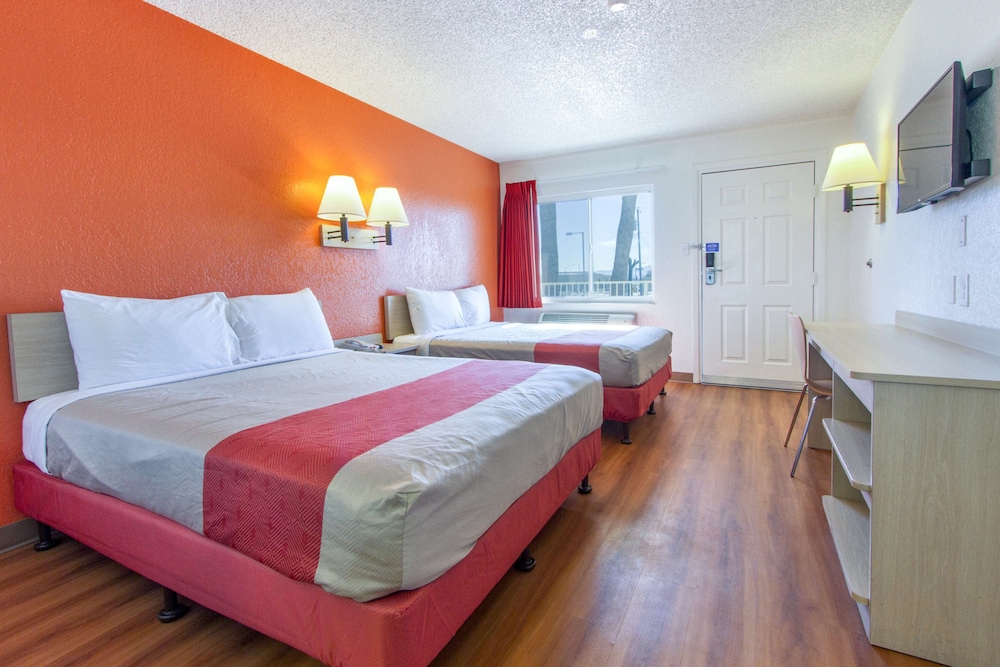 Standard Room, 2 Double Beds, Non Smoking - Photo 7