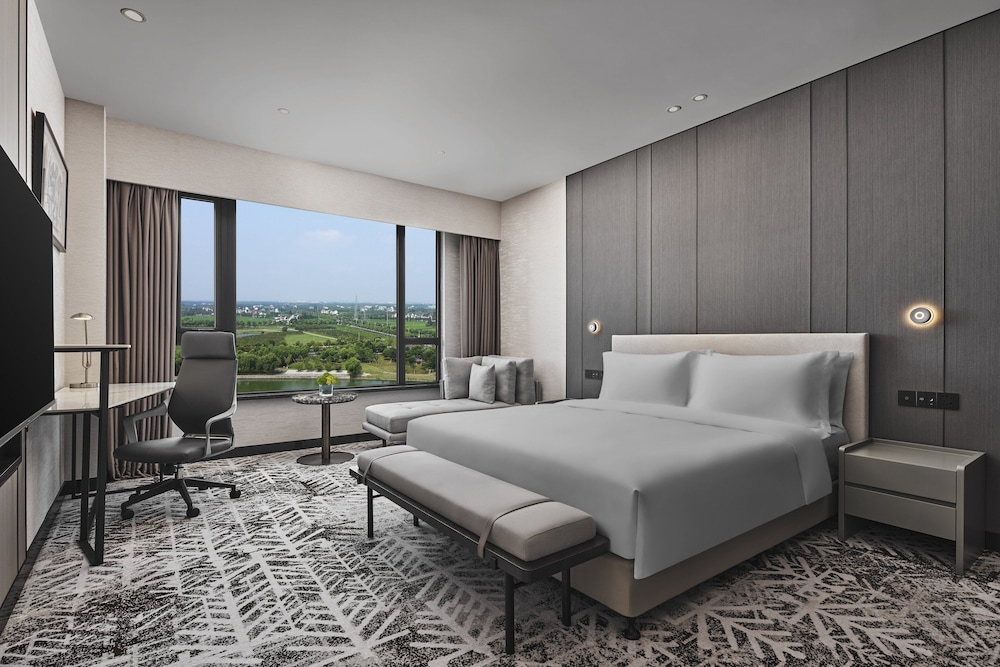 Suite, 1 King Bed (High Floor) photo 1