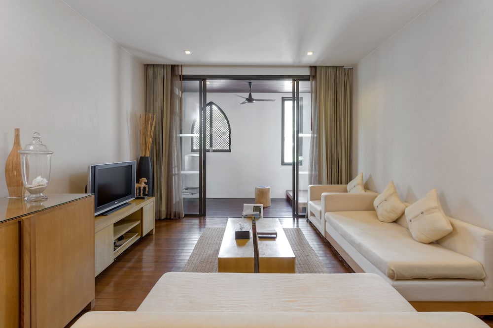 One Bedroom Deluxe Suite with Free Minibar - Photo 6
