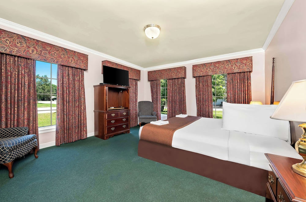 Suite, 1 King Bed, Non Smoking - Photo 1